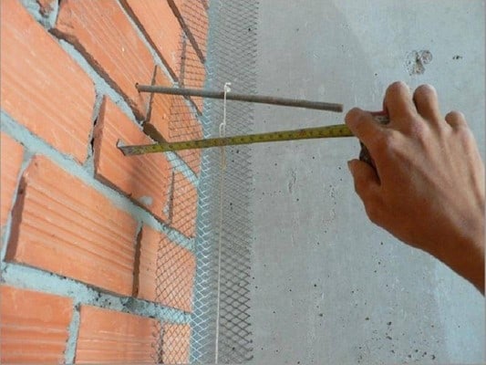 Sử dụng lưới thép đóng vào cột và tường để hạn chế nứt tường